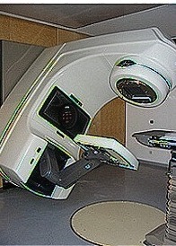 Snímač rentgenového obrazu přímo na ozařovacím lůžku sloužící ke kontrole správné polohy pacienta (portal imaging)